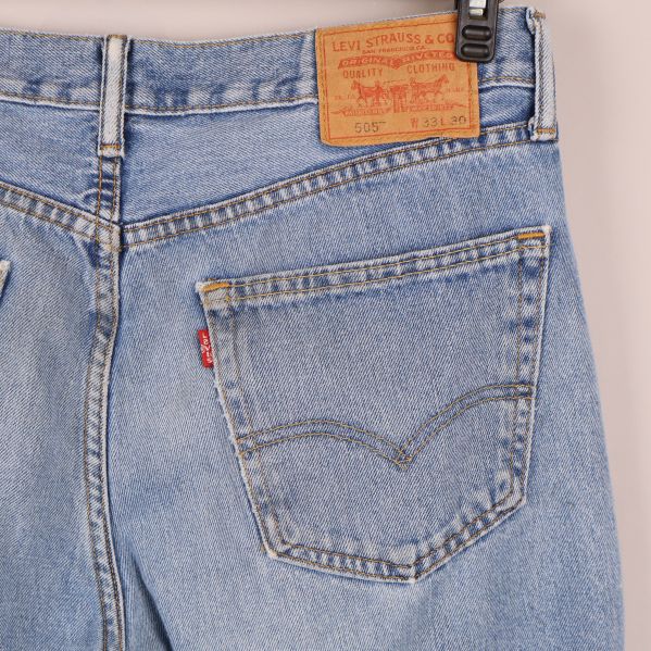 Närbild av bakficka och Levi's-patch