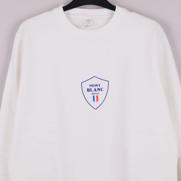 Närbild på brösttrycket Mont Blanc och fransk flagga