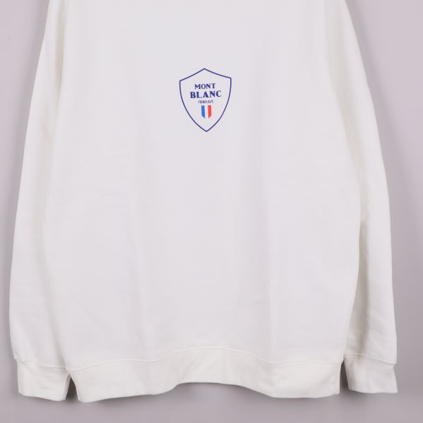 Nedre del av vit tröja med ribbad kant