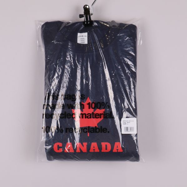 Samma sweatshirt i genomskinlig plastpåse med etiketter synliga