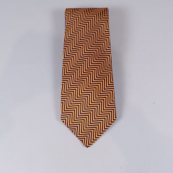 Slips i helbild med gulblått zigzagmönster