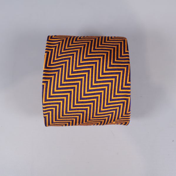 Bredden på slipsen ses tydligt ovanifrån