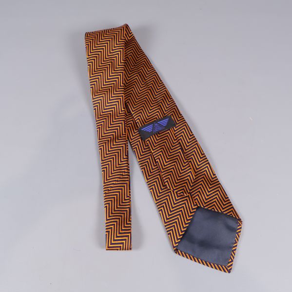 Slipsens baksida och foder, etikett syns