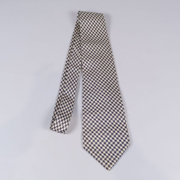 Slips i fullt längdformat med hundtandsmönster på ljus bakgrund