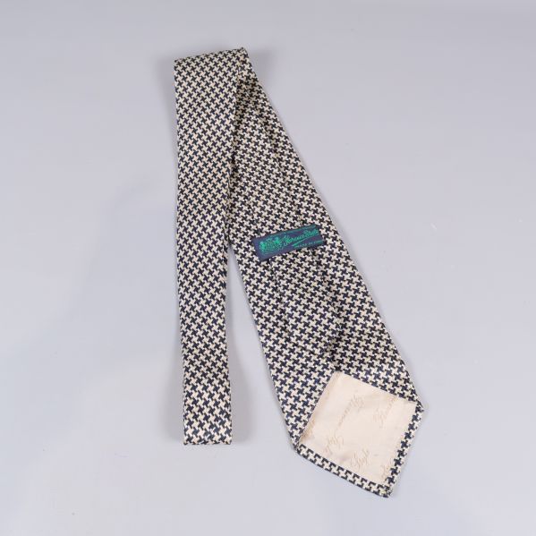 Slipsens baksida med synligt etikett och ljus detalj