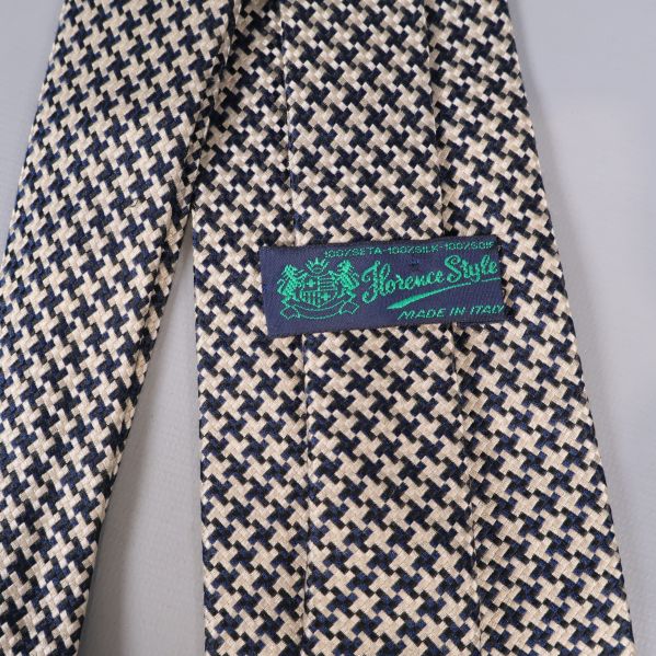 Närbild på vävd etikett där det står Florence Style Made in Italy