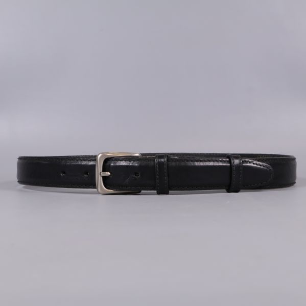 Svart läderbälte med silverfärgat spänne mot grå bakgrund