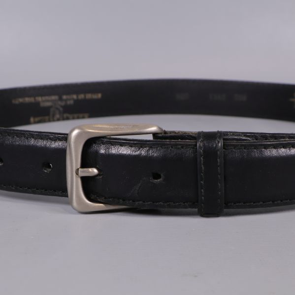 Närbild på bältets spänne och justerbara hål