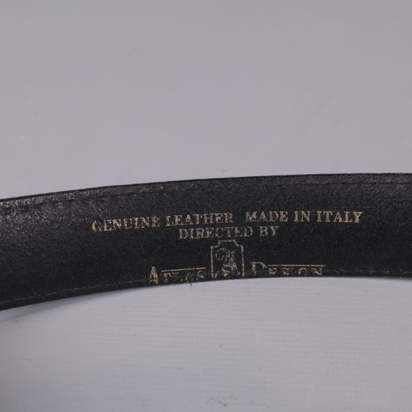 Närbild på märkning genuine leather made in Italy
