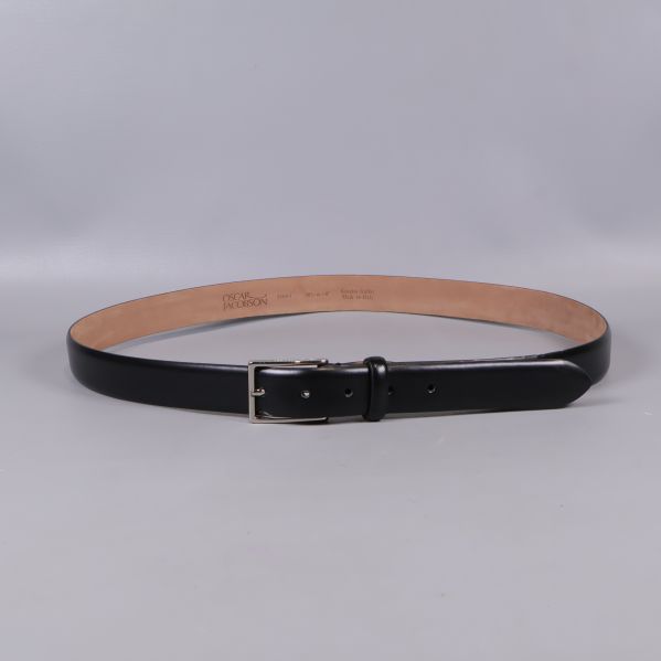 Svart läderskärp lagt i cirkel med naturfärgad insida