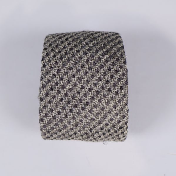 Närbild på slipsens bredd och textur