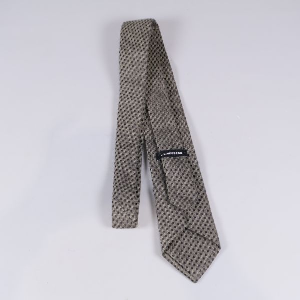 Slips där märkesetiketten J.Lindeberg syns tydligt