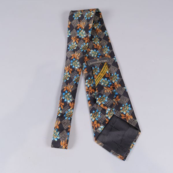 Baksidan av slipsen visar märkning och sömmar