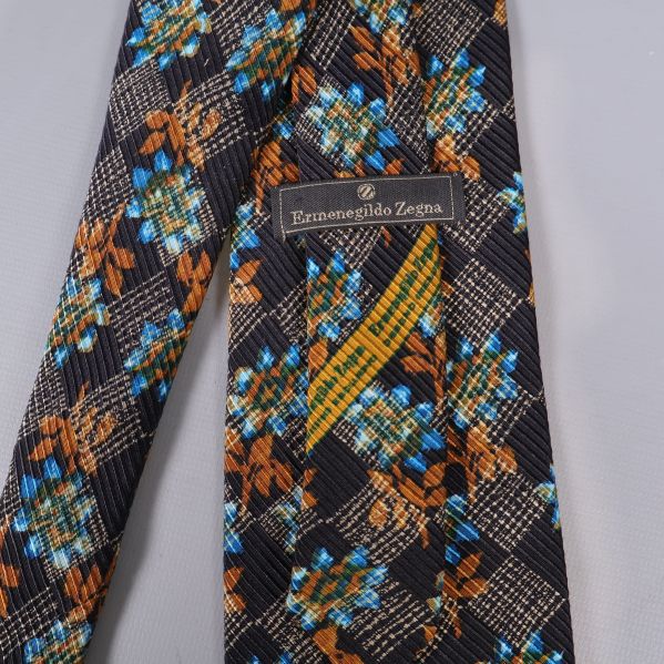 Närbild på Ermenegildo Zegna etikett på slipsen