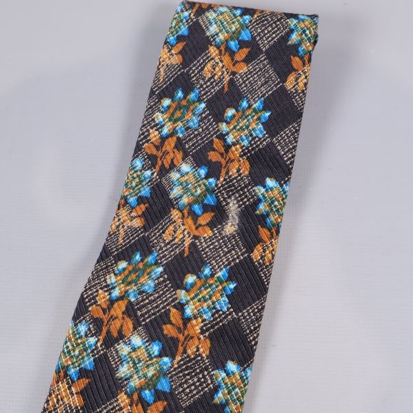 Närbild av slipsens blommiga mönster och textur