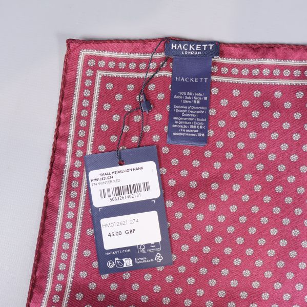 Etikett och materialinformation på röd silkesnäsduk