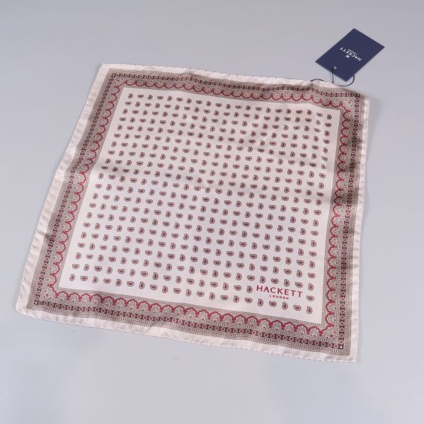 Uppvikt näsduk med mönster och etikett ovanpå