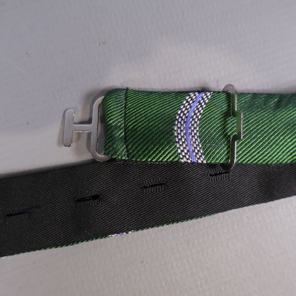 Justerbart band och spänne på flugan