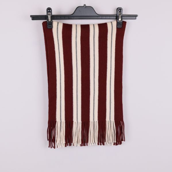 Halsduk med ränder i vinrött, vitt och grått