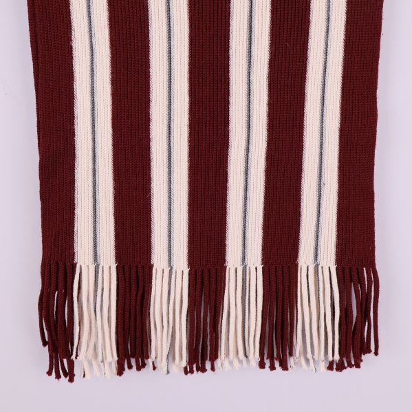 Närbild av halsdukens fransade nederkant och stickning