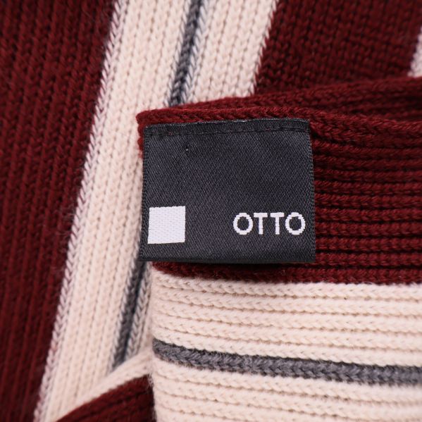 Svart etikett med OTTO på randig halsduk