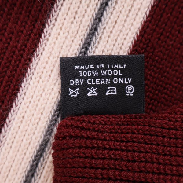 Materialetikett med text 100% wool made in Italy
