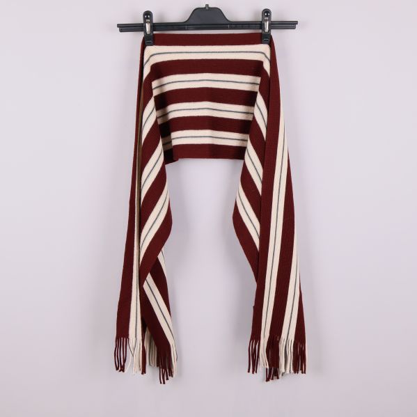 Halsduk på galge med snedställda ränder