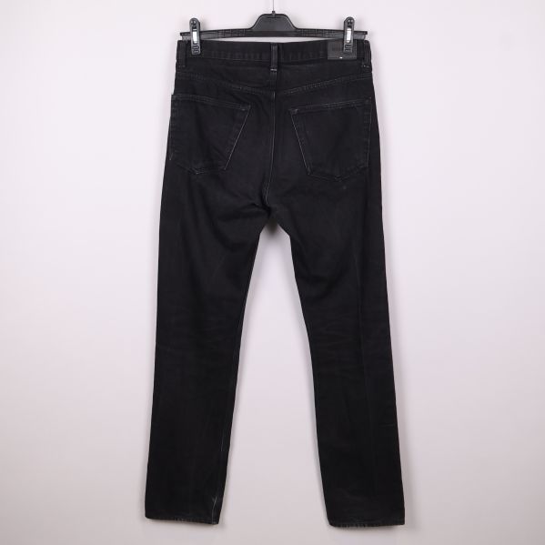 Svarta jeans bakifrån med raka ben och fickor