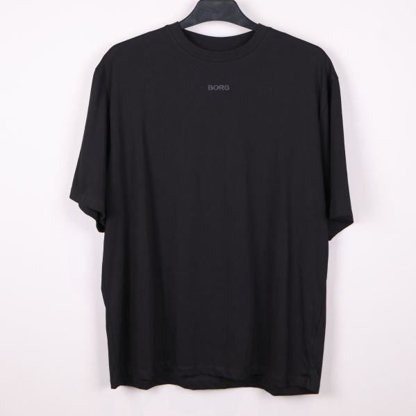 Svart t-shirt med liten logotyp på bröstet