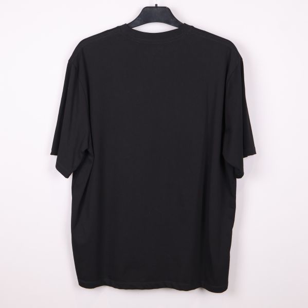 Baksidan på svart t-shirt utan detaljer