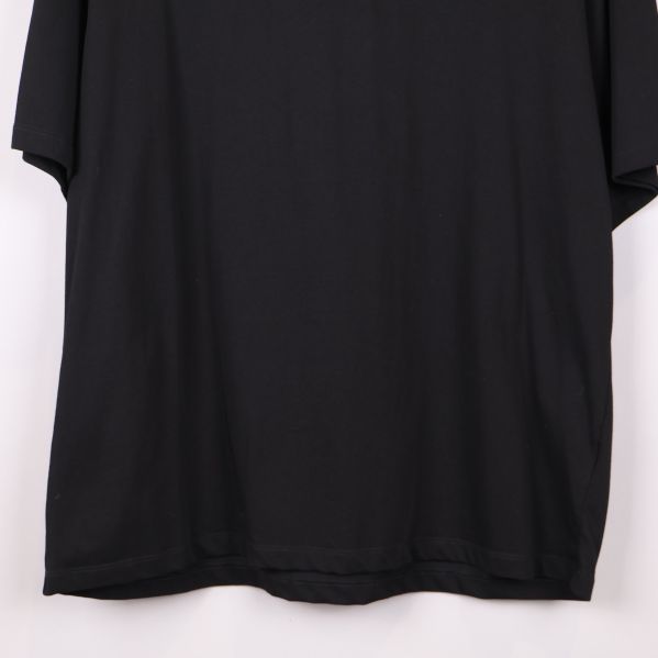 Nedre delen av svart t-shirt med rak fåll