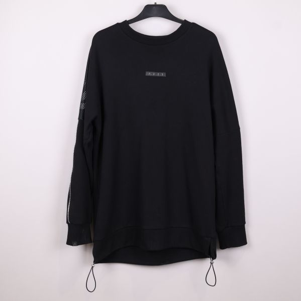 Framsida av svart sweatshirt med liten logotyp och meshdetaljer