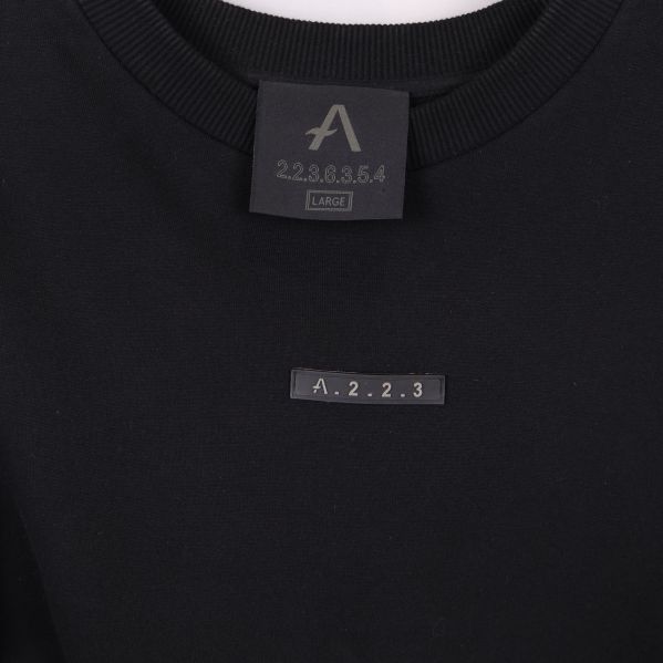 Närbild på etikett med storlek Large på svart sweatshirt