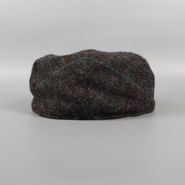 Flat cap bakifrån med synliga sömmar och rutmönster