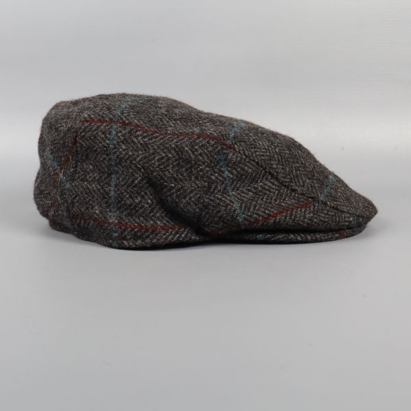 Flat cap i vinkel med rutigt tyg och struktur