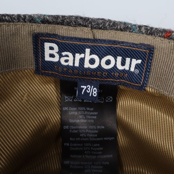 Barbour-etikett och materialinfo i hatten