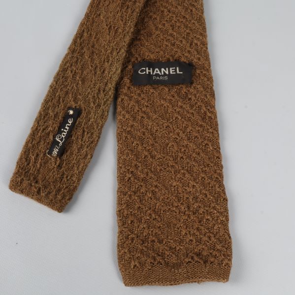 Närbild på slipsens etikett med CHANEL Paris