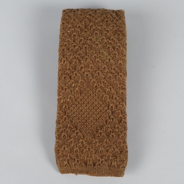 Framsidan av brun texturerad stickad slips