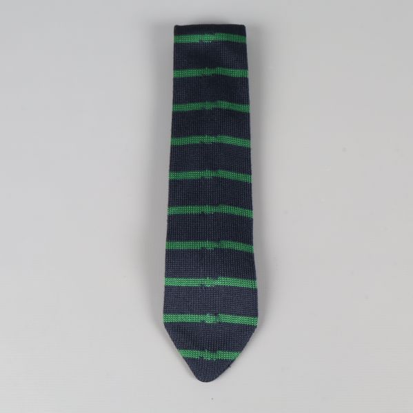 Enkel randig slips i mörkblått och grönt mot ljus bakgrund