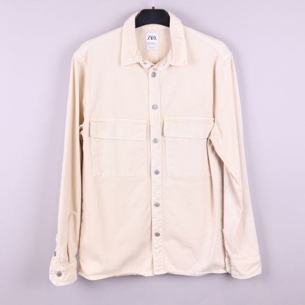 Beige långärmad overskjorta med två bröstfickor