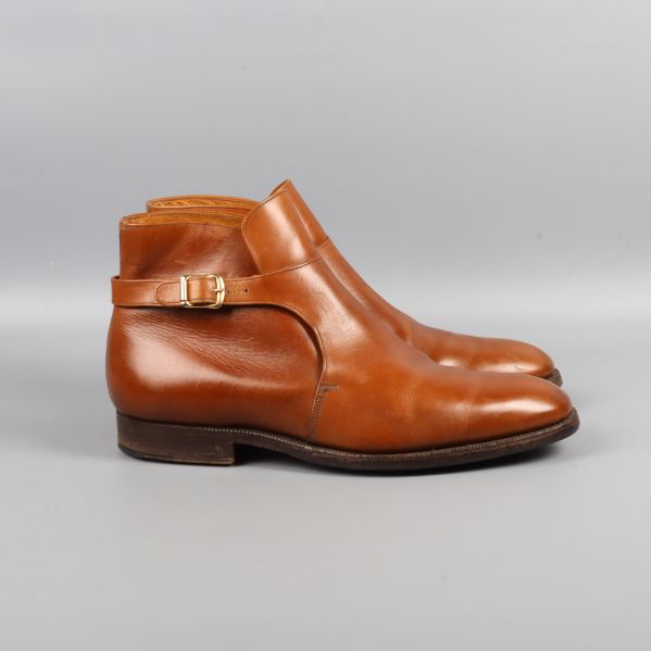 Bruna ankelboots sedda från sidan med elegant spänne