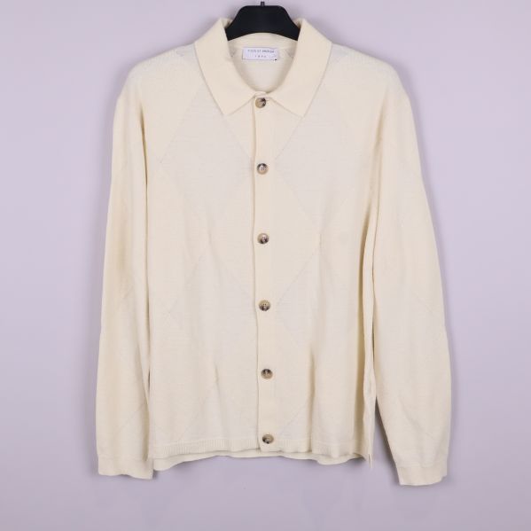 Beige stickad tröja med rutmönster och knappar framtill