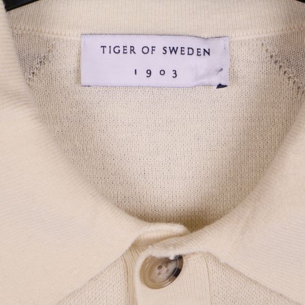 Närbild på etikett Tiger of Sweden i kragen