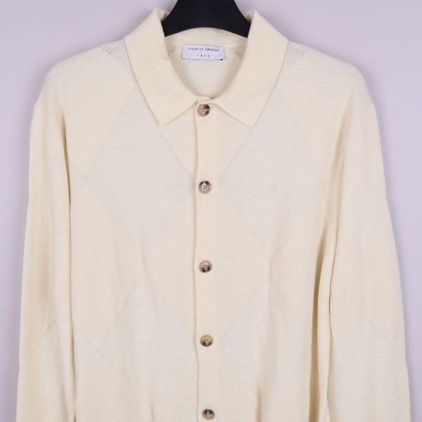 Tröjans övre del med krage och knappar i fokus