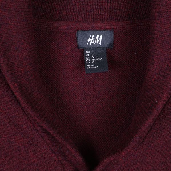 Närbild på H&M-logga i halsringningen