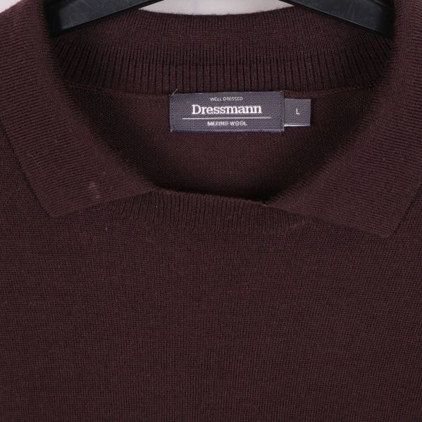 Närbild av Dressmann-logotyp och krage