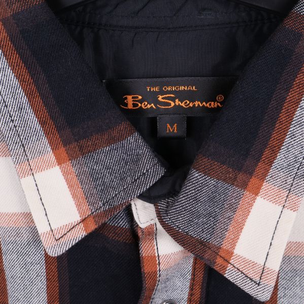 Närbild på skjortkrage och Ben Sherman-logotyp