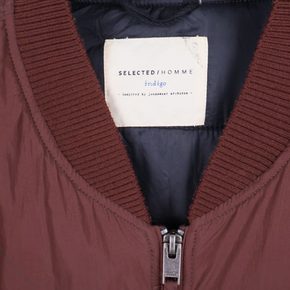 Närbild på etikett med Selected Homme och indigo