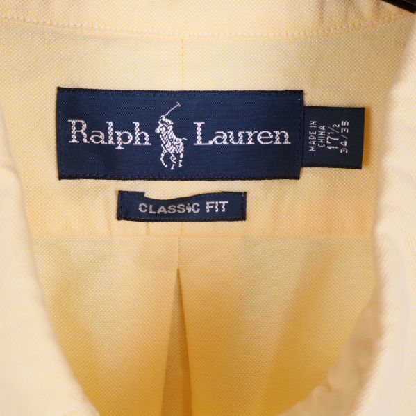 Närbild på Ralph Lauren-märke inuti skjortkragen