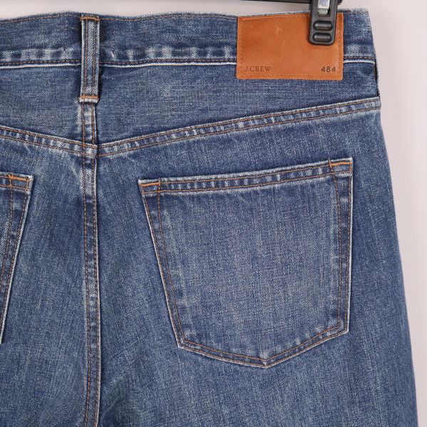 Närbild bakficka och läderpatch med märkning på jeansen